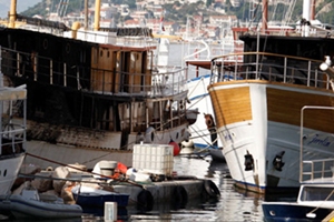 Sumpetar, 12. studenoga 2010. - opožareni brodovi nakon intervencije vatrogasaca, na vezu u luci (foto: Ante Čizmić)